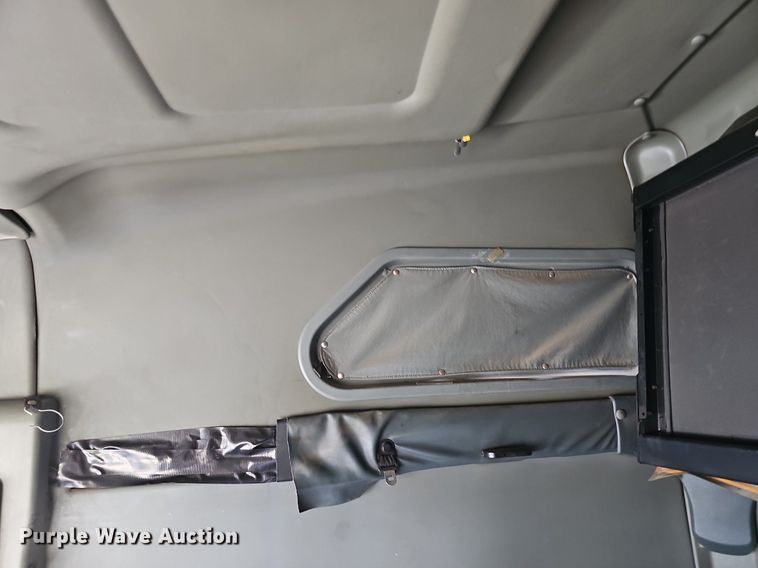 image for item DQ0310 1997 International T2000  semi truck