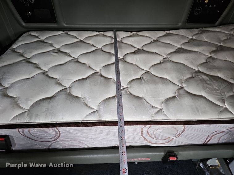 image for item DQ0310 1997 International T2000  semi truck