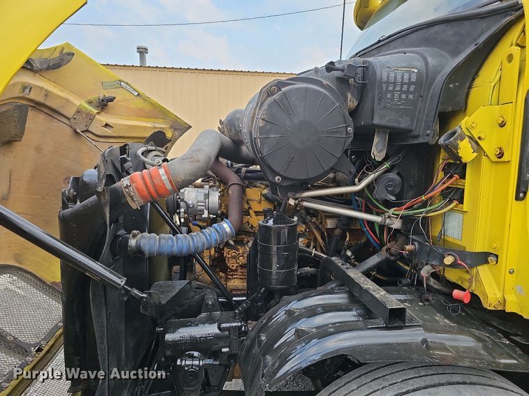 image for item DQ0310 1997 International T2000  semi truck