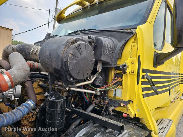 image for item DQ0310 1997 International T2000  semi truck