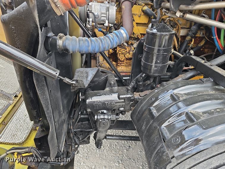 image for item DQ0310 1997 International T2000  semi truck