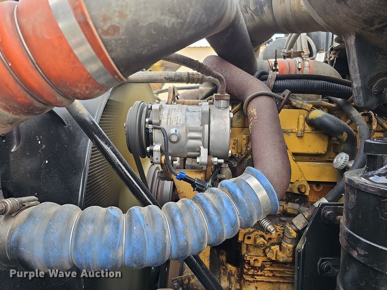 image for item DQ0310 1997 International T2000  semi truck