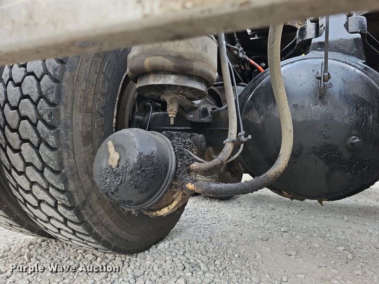 image for item DQ0310 1997 International T2000  semi truck