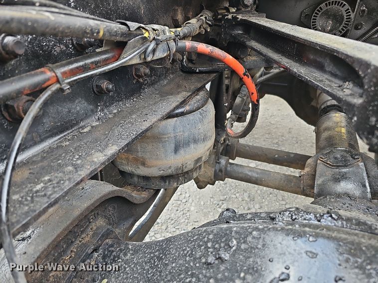 image for item DQ0310 1997 International T2000  semi truck