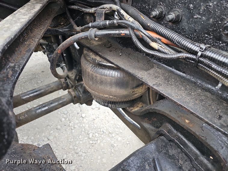 image for item DQ0310 1997 International T2000  semi truck