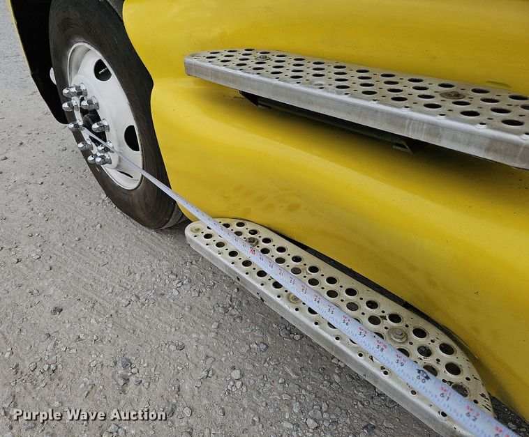 image for item DQ0310 1997 International T2000  semi truck