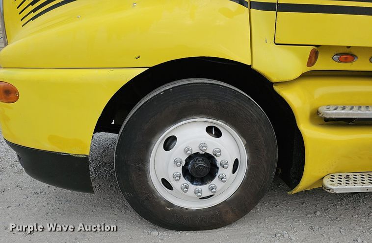 image for item DQ0310 1997 International T2000  semi truck