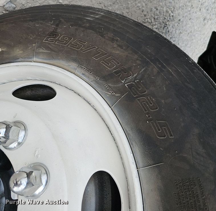 image for item DQ0310 1997 International T2000  semi truck