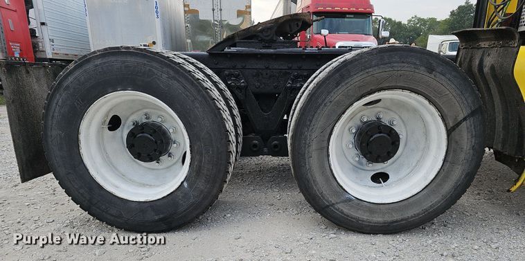 image for item DQ0310 1997 International T2000  semi truck