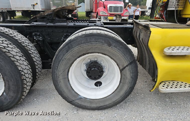 image for item DQ0310 1997 International T2000  semi truck