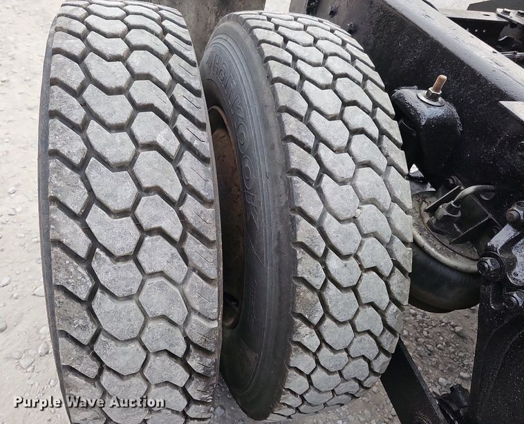 image for item DQ0310 1997 International T2000  semi truck