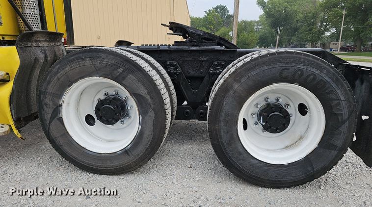 image for item DQ0310 1997 International T2000  semi truck