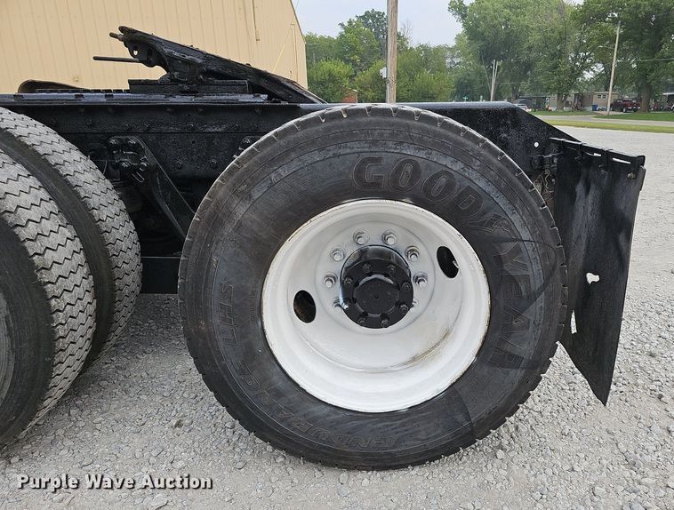 image for item DQ0310 1997 International T2000  semi truck