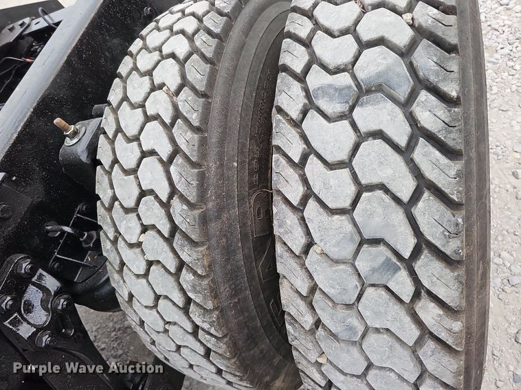 image for item DQ0310 1997 International T2000  semi truck