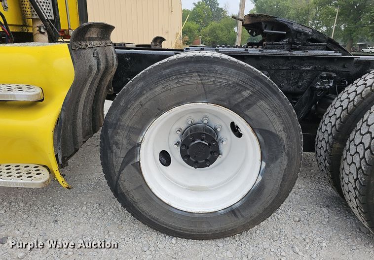 image for item DQ0310 1997 International T2000  semi truck