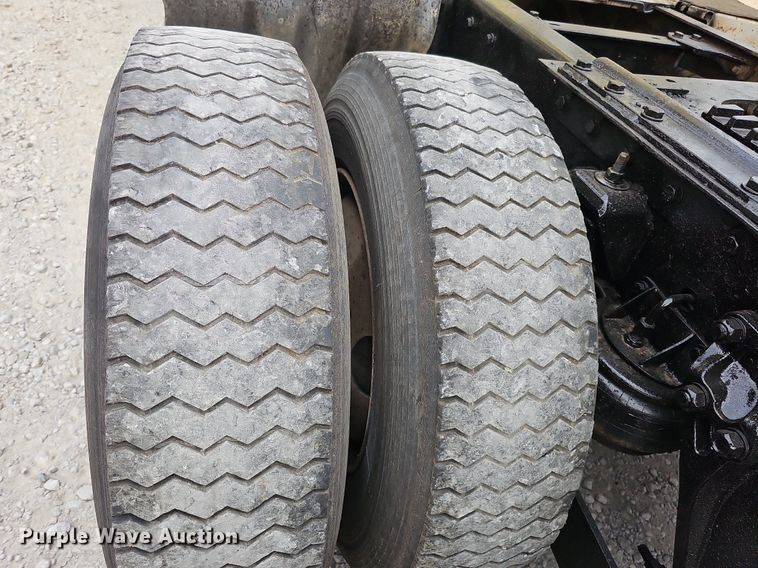 image for item DQ0310 1997 International T2000  semi truck