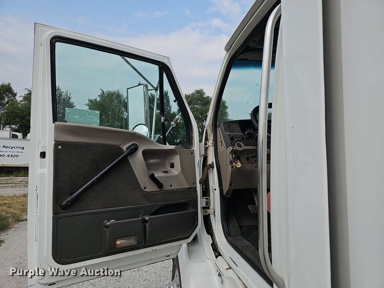 image for item DQ0311 2001 Sterling AT9500  semi truck