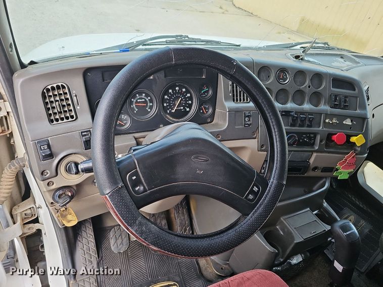 image for item DQ0311 2001 Sterling AT9500  semi truck