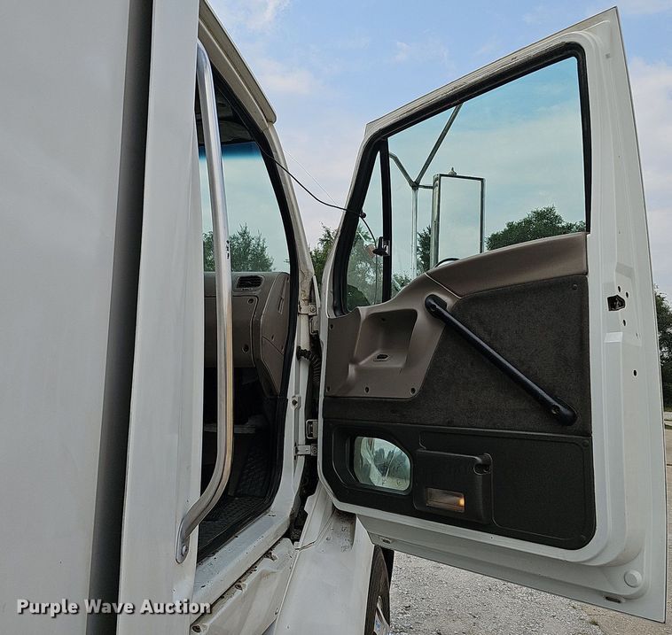 image for item DQ0311 2001 Sterling AT9500  semi truck