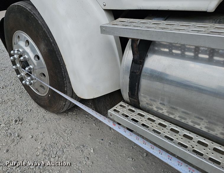 image for item DQ0311 2001 Sterling AT9500  semi truck