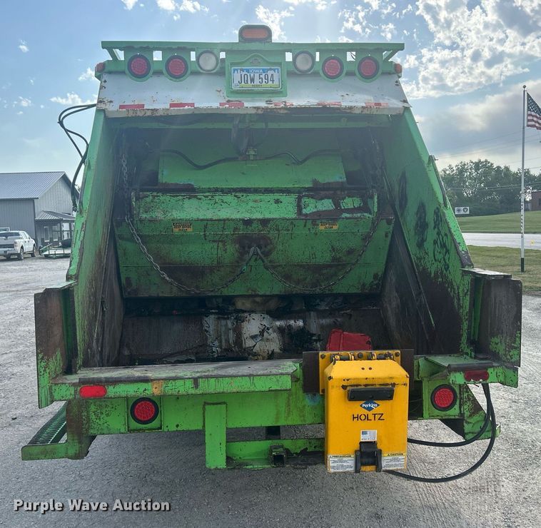 image for item DQ0910 1993 Ford L7000  refuse truck