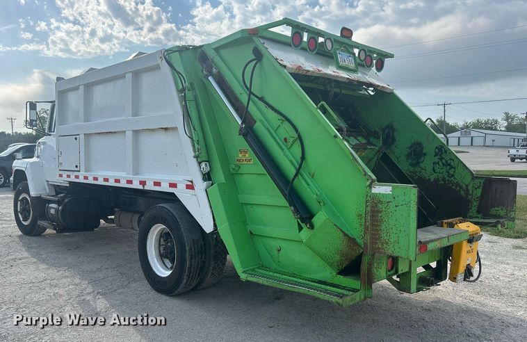 image for item DQ0910 1993 Ford L7000  refuse truck