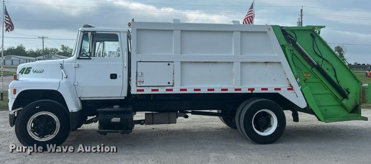 image for item DQ0910 1993 Ford L7000  refuse truck