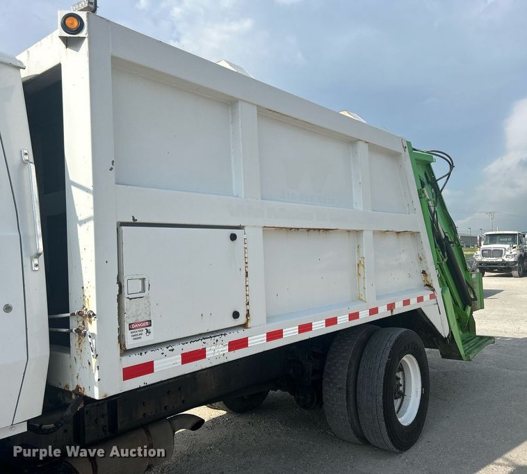 image for item DQ0910 1993 Ford L7000  refuse truck