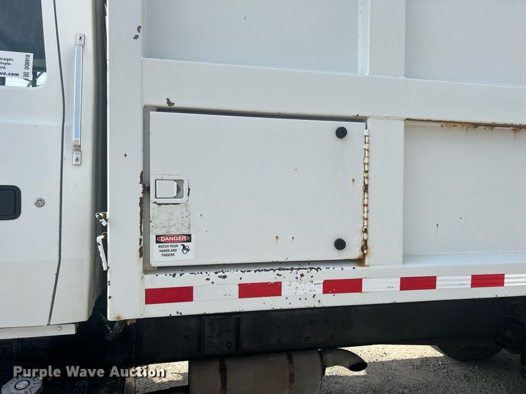 image for item DQ0910 1993 Ford L7000  refuse truck