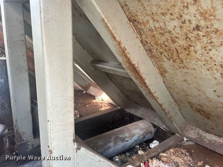 image for item DQ0910 1993 Ford L7000  refuse truck