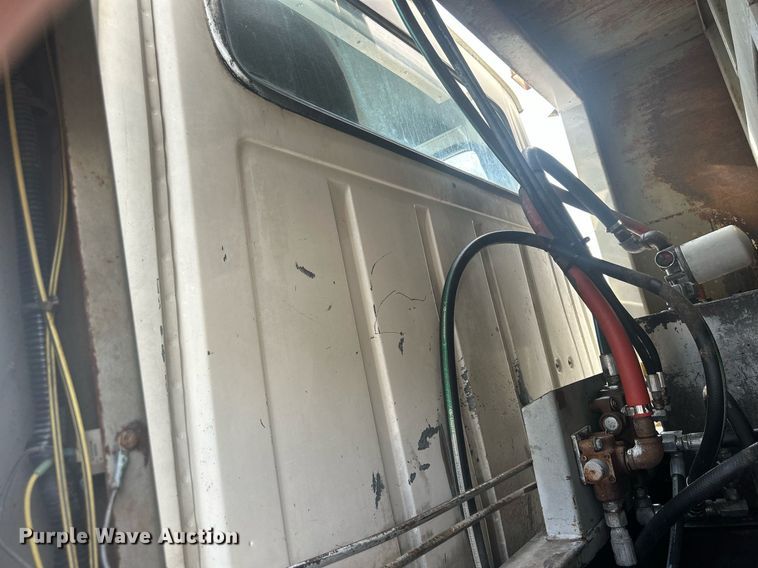 image for item DQ0910 1993 Ford L7000  refuse truck