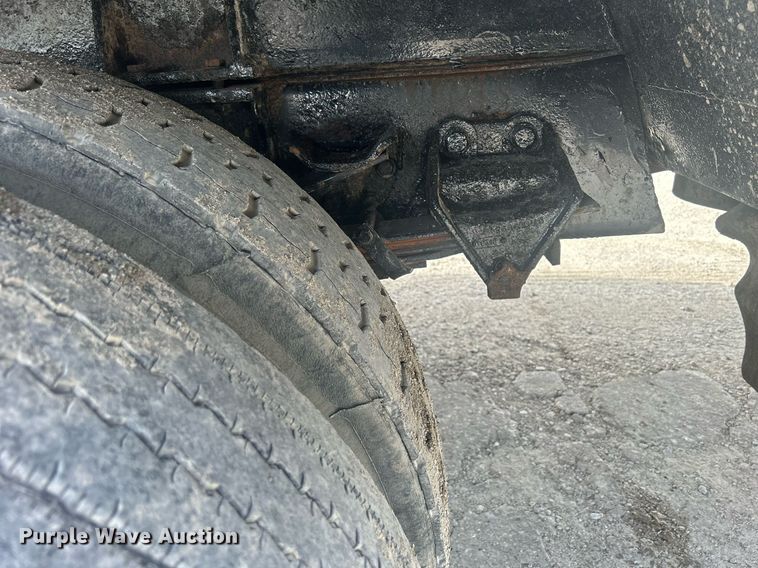 image for item DQ0910 1993 Ford L7000  refuse truck