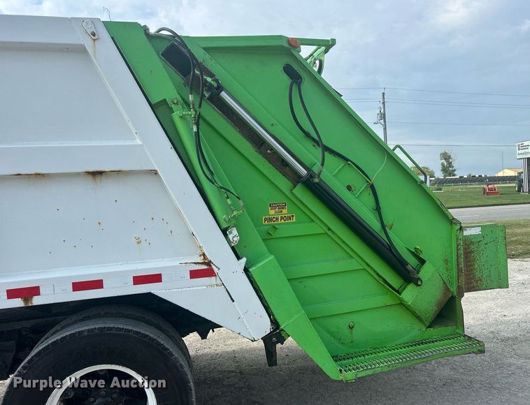 image for item DQ0910 1993 Ford L7000  refuse truck