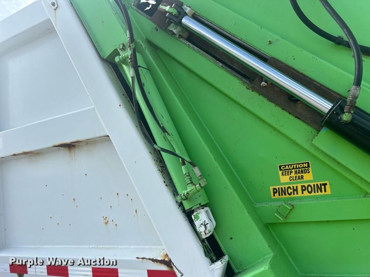 image for item DQ0910 1993 Ford L7000  refuse truck