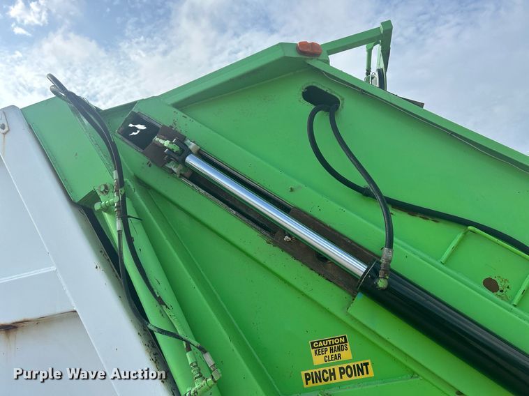 image for item DQ0910 1993 Ford L7000  refuse truck