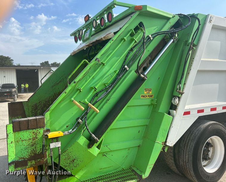 image for item DQ0910 1993 Ford L7000  refuse truck