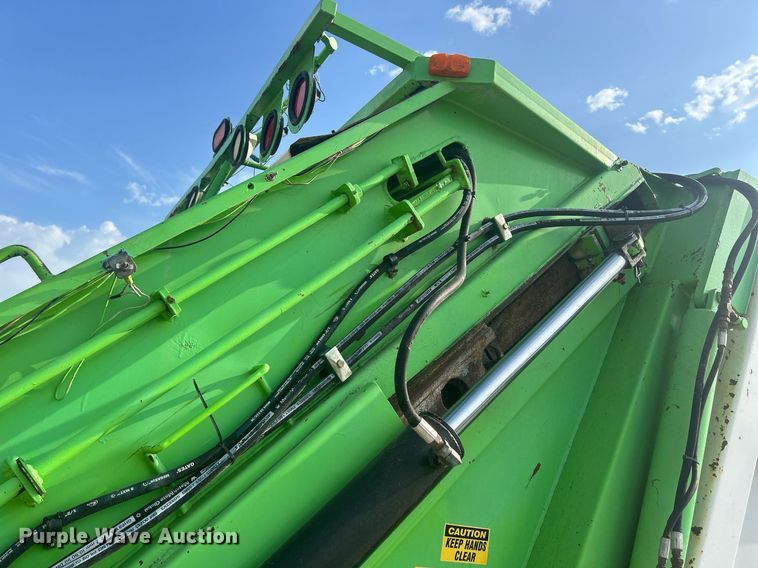 image for item DQ0910 1993 Ford L7000  refuse truck