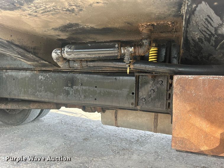 image for item DQ0910 1993 Ford L7000  refuse truck