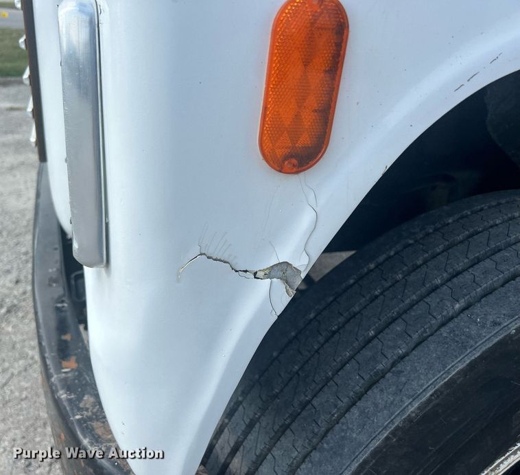 image for item DQ0910 1993 Ford L7000  refuse truck