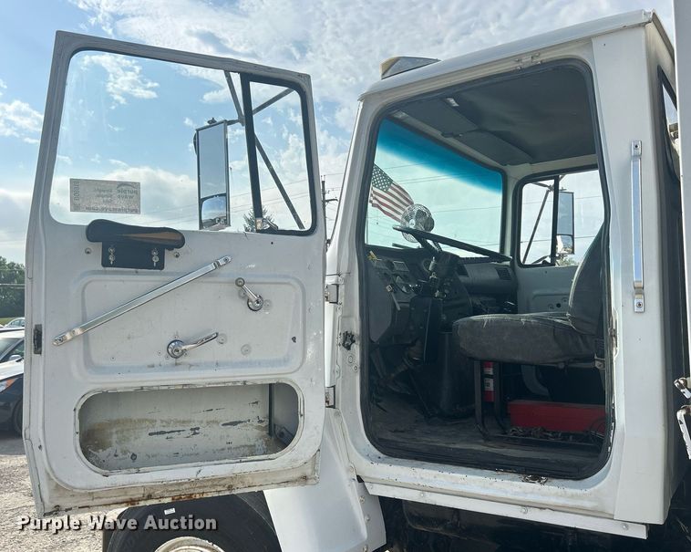 image for item DQ0910 1993 Ford L7000  refuse truck