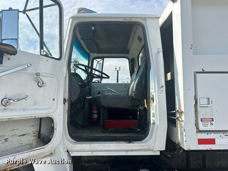 image for item DQ0910 1993 Ford L7000  refuse truck