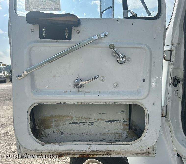 image for item DQ0910 1993 Ford L7000  refuse truck