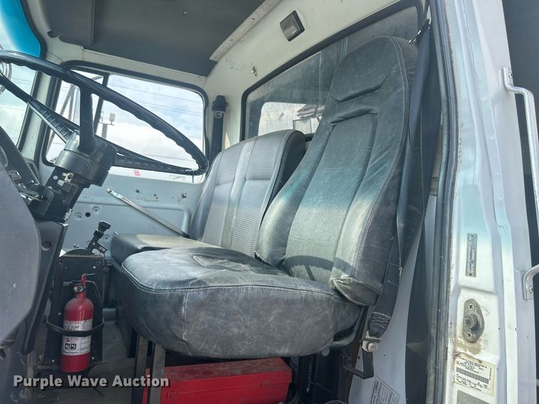 image for item DQ0910 1993 Ford L7000  refuse truck