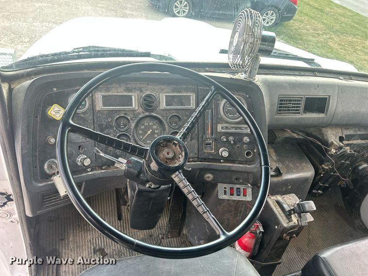 image for item DQ0910 1993 Ford L7000  refuse truck