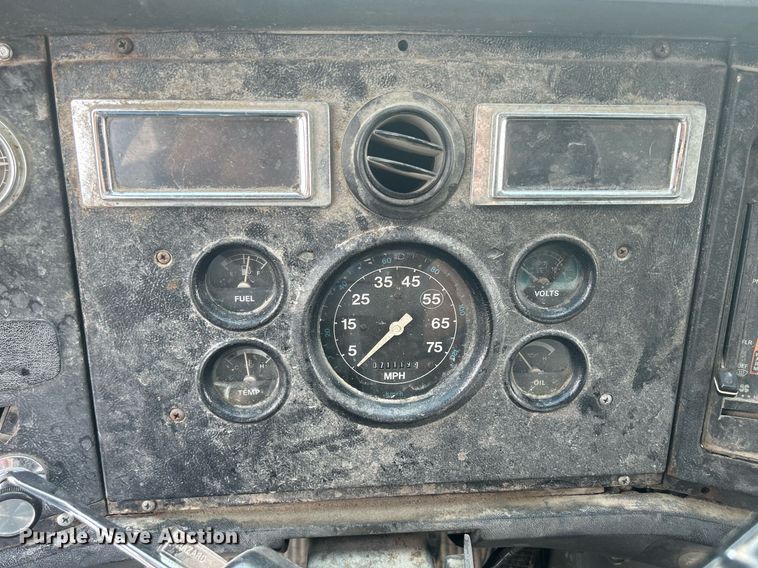 image for item DQ0910 1993 Ford L7000  refuse truck