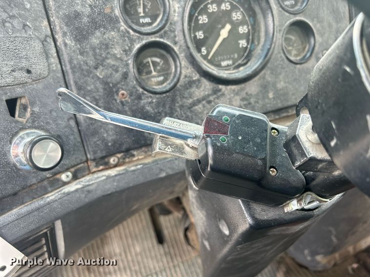 image for item DQ0910 1993 Ford L7000  refuse truck