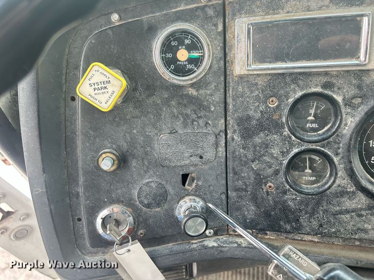 image for item DQ0910 1993 Ford L7000  refuse truck