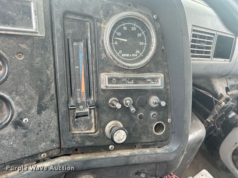 image for item DQ0910 1993 Ford L7000  refuse truck