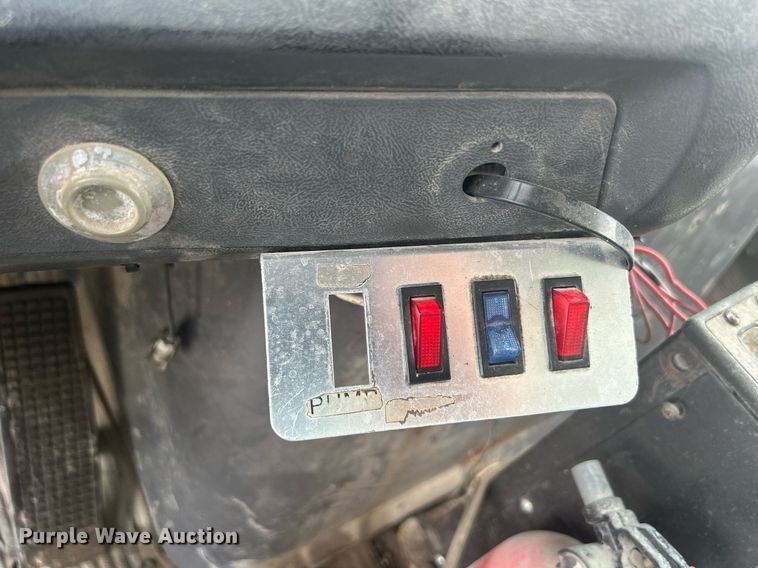 image for item DQ0910 1993 Ford L7000  refuse truck