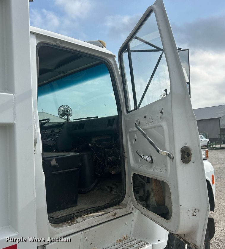 image for item DQ0910 1993 Ford L7000  refuse truck